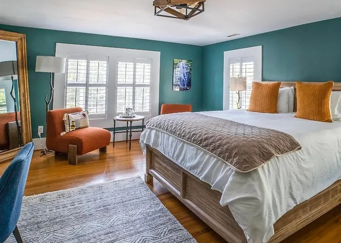 Hellbender Bed & Beverage